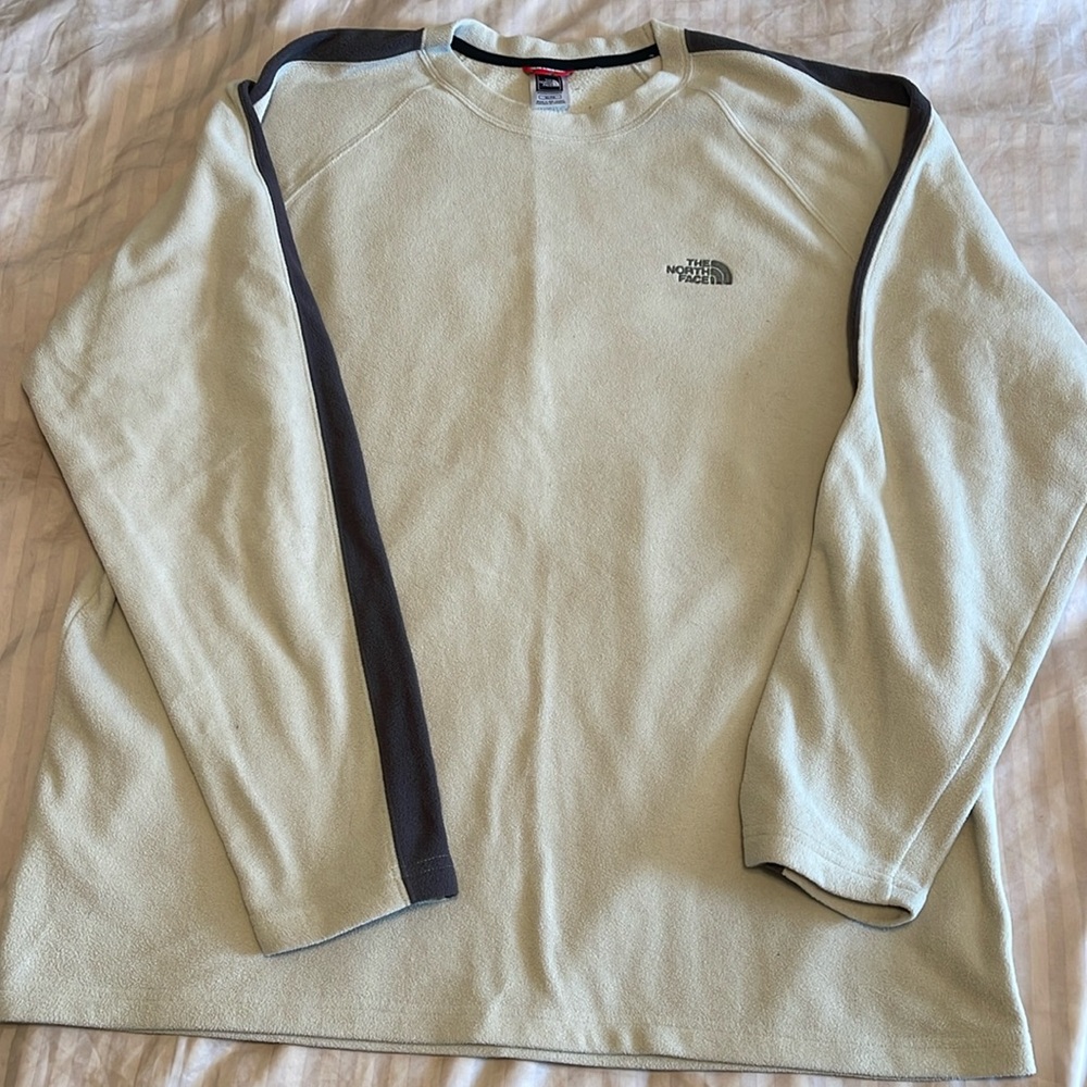 Men’s The North Face pull over fleece. Very soft and comfy.
